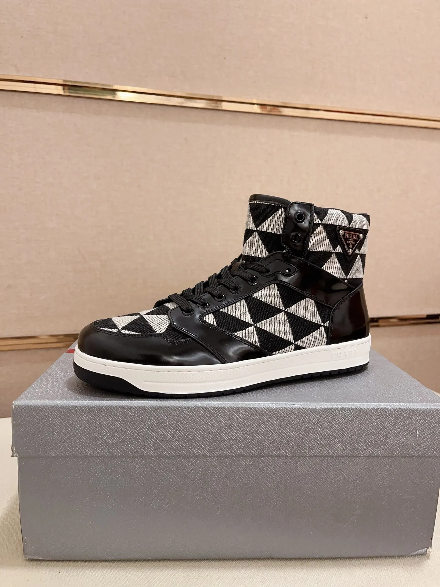 Men's shoes 💰 620💰 ✔️✔️✔️High-quality new PRADA counters are launched at the same time. The new men's shoes and 😘fabric are made of selected first-layer cowhide and triangle △ fabric. Lining: Full cowhide lining. 👍🏿 High-end ☄️ air-cushion molded anti-slip rubber outsole, exquisite lines, simple and elegant, comfortable and high-end for leisure travel. Code number: 38 to 44. 45 can be customized and cannot be returned or exchanged!